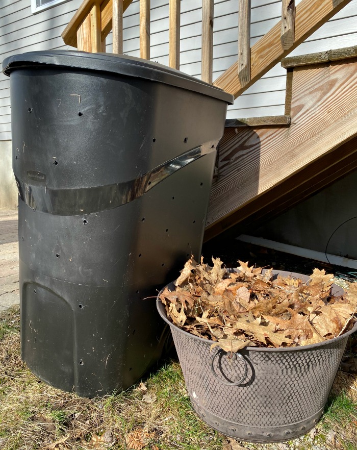 DIY Easy Kitchen Compost Bucket Leaves 